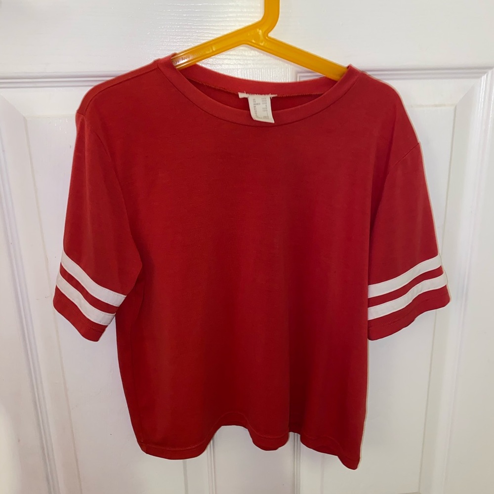Red mid-cropped shirt!